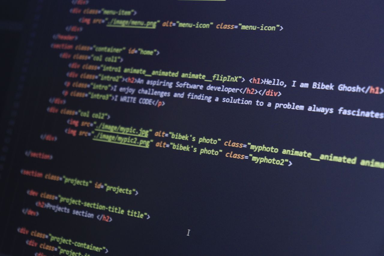 services-04 Code HTML coloré affiché sur un écran d’ordinateur pour des projets de programmation.